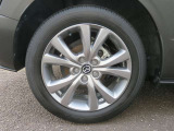 タイヤサイズは215/55R18 95Hです、ホイールは18インチの純正アルミホイールになっております。