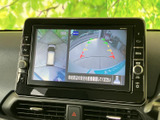 後方の映像に加えて周囲を確認できる表示があり、駐車時の安全確認をサポートします。車庫入れや狭い場所での切り返しなど、日常の駐車場面で頼りになる装備です。
