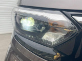 【LEDヘッドライト】悪天候や夜間走行時も良好な視界を確保し安心して運転できる高輝度LEDヘッドライトを装備!点灯速度が早く、消費電力も抑えられています。