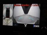 車両周辺を真上から見たような広範囲の映像を表示し、安全運転をサポートする「パノラミックビューモニター」を装備しています。