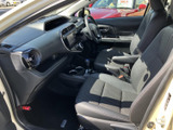 運転席と助手席が見渡せるすっきりした室内で、前方の視界も開けています。シートのチェック柄がほどよいアクセントになり、足元までゆとりを感じるくつろぎの空間です。