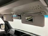 【サンバイザー】車内で身だしなみを整えるためのバニティミラーがセット。お化粧直しや髪型のチェックに活用できます。