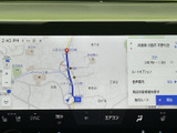 高精細な画面で、スムーズなナビゲーションを体験できます。オーディオ機能も充実しており、車内でのエンターテイメント性を高めます。快適な移動をサポートします。
