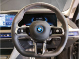 【ハンドル】ドライバーとBMW車の一体感がダイレクトに伝わるステアリングホイール。形状・太さへの拘りに加えて、操作性を高める為にスイッチ類も配置。クイックかつ安定のドライビングを体感下さい!