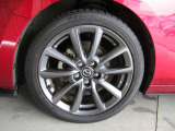 純正ホイール付きです。デザイン性と機能面が高くおススメです。