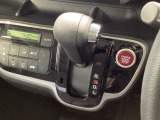 インパネシフトを採用しているので、前席の足元も広々としています。運転席と助手席の行き来もスムーズです!