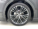 純正アルミホイールが車の雰囲気を引き立てますね!