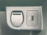 USB電源ソケット、各USB電源ソケットはモバイル機器などの充電専用で、ディーラーオプションのオリジナルナビやオーディオとは連動しません。