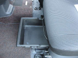助手席シートアンダーボックス(スライド式)!運転用の替え靴や、車内に常備したいこども用品、着替えた服などを収納できます。