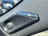【JBLサウンドシステム】メーカーオプションの高品位サウンドシステムを搭載。専用のチューニングが施された大小様々なスピーカーから良質なサウンドが奏でられ、臨場感あふれる音響空間を演出します。
