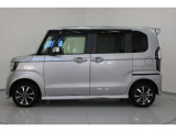Honda独自のセンタータンクレイアウト、低床設計で床が低くドアも大きく開きますので、女性やお子様、ご年配の方にも一段と乗り降りがしやすくなっています。