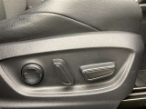 運転する時はドライビングポジションが気になりますよね。パワーシートで座席位置の微調整もしっかりできます。高級感がある装備としても人気があります。