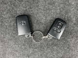 【スマートエントリーシステム】キーをポケットやバッグから取り出さなくてもドアの開閉やエンジンスタートができるすぐれものです。車の乗り降りも「スマート」に決めましょう♪