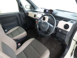 シンプルで使いやすいデザインの運転席です。