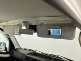 【サンバイザー】車内で身だしなみを整えるためのバニティミラーがセット。お化粧直しや髪型のチェックに活用できます。