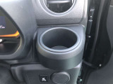 運転席用・助手席用と2つのカップホルダーを装備しています。ドリンクだけでなく、色々な小物の置き場所としても大変便利です。