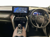 運転席周りのレイアウトをご覧ください。ナビゲーションが綺麗に装着されすっきり収まってますね!