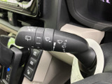 雨天時でもクリアな視界を確保するワイパーレバーです。運転状況に合わせて、最適な設定で安全運転をサポートします。