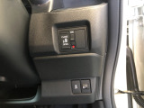 【片側電動スライドドア】リモコンや運転席のスイッチ操作のほか、ドアハンドルを少し引くだけでリアドアが自動開閉します♪