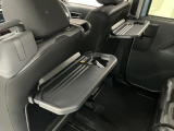 【格納式シートバックテーブル】車内でのお食事などで活躍♪カップホルダーも備えています。