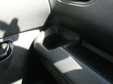 助手席側にはドリンクホルダーが備わっています。