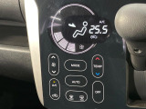 【オートエアコン】一度お好みの温度に設定すれば、車内の温度を検知し風量や温度を自動で調整。暑い&hellip;寒い&hellip;と何度もスイッチ操作をする必要はありません。快適な車内空間には必須の機能ですね♪