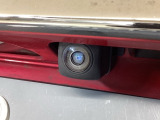 車の後方に小型カメラが付いておりバックする際の後方の様子をモニター上に表示します。