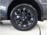 18インチ純正アルミホイール装備。タイヤサイズは225/60R18装着。