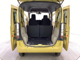 開口部も広く荷物の積み下ろしもしやすいお車となっております。4人乗りでも充分な荷室のスペースがあります。シートの背もたれは5:5の割合で分割して可倒できるので、長いお荷物などを載せることもできます。
