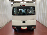 跳ね上げ式バックドアなので、雨天時の荷物の出し入れの際も濡れにくいです