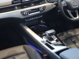 内装はシンプルに使い勝手を考え作られています。お車を運転する感覚をダイレクトに体感して頂けます。室内も広くロングドライブにも快適にお過ごしいただけます。