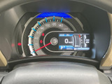 速度計と中央のディスプレイがひと目で確認できる配置で、運転中も必要な情報を把握しやすいメーターまわりです。表示が明るく見やすく、日々の運転をサポートします。