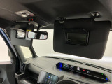 【サンバイザー】車内で身だしなみを整えるためのバニティミラーがセット。お化粧直しや髪型のチェックに活用できます。