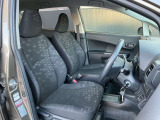 運転席も広々でゆったり気分で運転できます♪シフトノブをダッシュボード側に配置したので運転席から助手席への移動が簡単にできるんです。