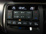 オートエアコンは左右席で独立温度コントロールが可能です。運転席はキンキンに冷やして助手席はマイルドにと言った設定が可能です。暑さ寒さでケンカすることもなくなりますね。