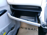 車検証ブックや小物などが収納できるスペースがあります。