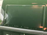 センターに大きなタッチパネルを備え、ナビやオーディオの各種機能をまとめて確認できます。画面上の表示を見ながら操作でき、目的に応じて使い分けやすい装備です。