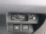 高速道路上に設置されたITSスポットと双方向通信を行うETC2.0ユニットは、ETC機能に加え、安全運転をサポートする交通情報を提供します。