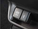 ◆USB接続端子◆スマホやiPodなどを接続して、いつもの音楽を車内でもお楽しみいただけます♪