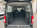 左右のシートを折りたたむことで、広々とした荷室スペースを確保。大きな荷物や長尺物も積み込みやすく、仕事からレジャーまで幅広いシーンで活躍してくれる便利なシートアレンジです!