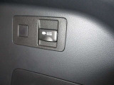 トランク内、右クォータ内張に100Wコンセントがあります!