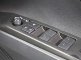 運転席からも操作可能な全席パワーウィンドウが装備されています。