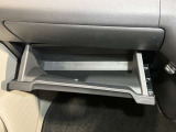【グローブボックス】容器がせり出してくるバケットタイプ!一目で中身を把握でき、取り出しやすさにも優れます!