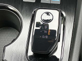 【電制シフト】前後の動きだけで簡単に操作できる先進的なデザインの電制シフト。扱いやすく、手に馴染みやすい設計となっています。