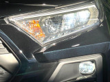 【LEDヘッドライト】悪天候や夜間走行時も良好な視界を確保し安心して運転できる高輝度LEDヘッドライトを装備!点灯速度が早く、消費電力も抑えられています。