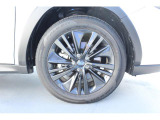 タイヤサイズは225/55R18 純正アルミホイール装着です!