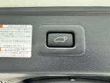 【パワーバックドア】ボタン一つでテールゲートが自動で開閉します。