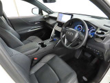 高級感のある美しいインテリアデザインの運転席です。