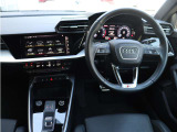 ドライバーを中心に機能的にまとめられたコックピット。シンプルながら先進的なデザインに、Audiらしいこだわりが感じられます。