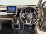 【ハンドル】運転にかかわる様々な操作を安全に行えるように視点移動が少なく操作性に配慮されたスイッチ類が凝縮されたコックピットです。
